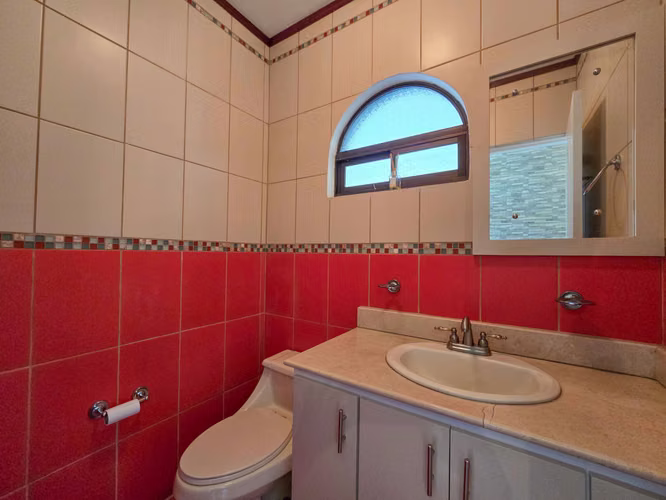 VALLE DEL SOL LINDORA SANTA ANA! CASA DE UN NIVEL CON 700 M2 DE LOTE - Imagen 6