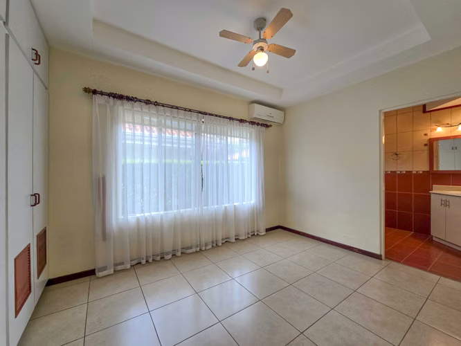 VALLE DEL SOL LINDORA SANTA ANA! CASA DE UN NIVEL CON 700 M2 DE LOTE - Imagen 15