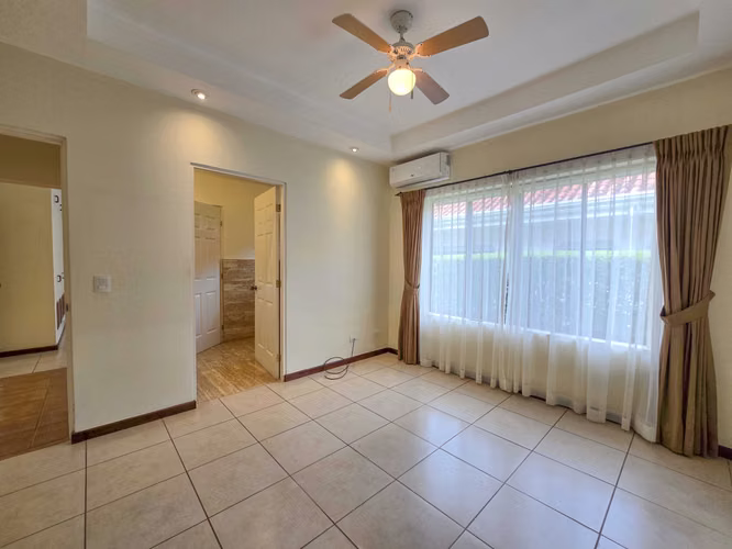 VALLE DEL SOL LINDORA SANTA ANA! CASA DE UN NIVEL CON 700 M2 DE LOTE - Imagen 9