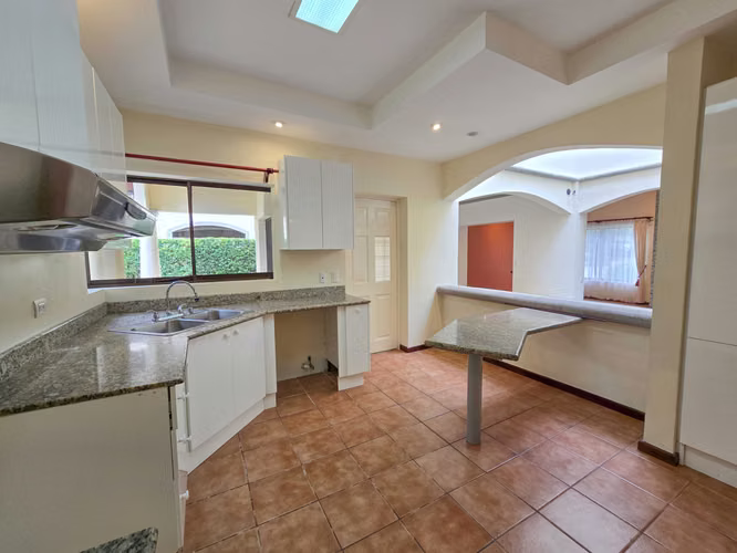 VALLE DEL SOL LINDORA SANTA ANA! CASA DE UN NIVEL CON 700 M2 DE LOTE - Imagen 14