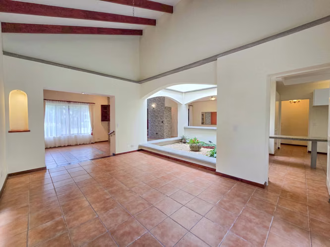 VALLE DEL SOL LINDORA SANTA ANA! CASA DE UN NIVEL CON 700 M2 DE LOTE - Imagen 2