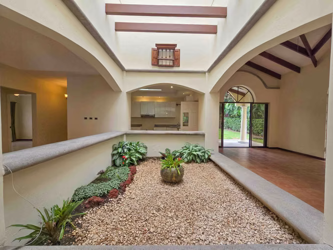 VALLE DEL SOL LINDORA SANTA ANA! CASA DE UN NIVEL CON 700 M2 DE LOTE - Imagen 5