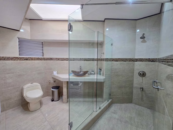 CASA DE UNA PLANTA CON PISCINA PRIVADA EN BELLO HORIZONTE ESCAZU - Imagen 7
