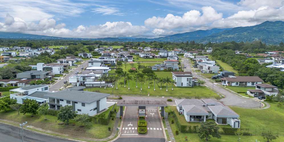 Lote en Alajuela Condominio Madero Negro - Privacidad y acceso a golf - Imagen 2