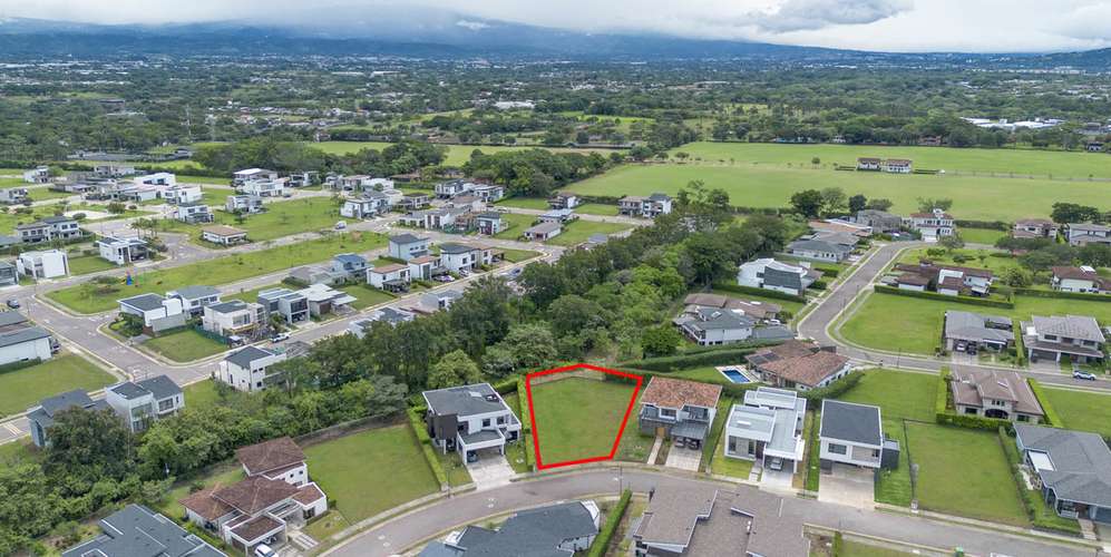 Lote en Alajuela Condominio Madero Negro - Privacidad y acceso a golf - Imagen 4