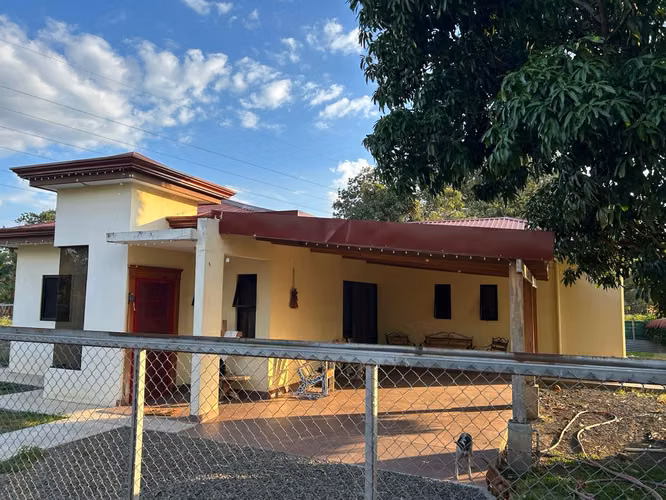 Venta de 3 casas + caballerizas + picadero + bodegas + 2 pozos