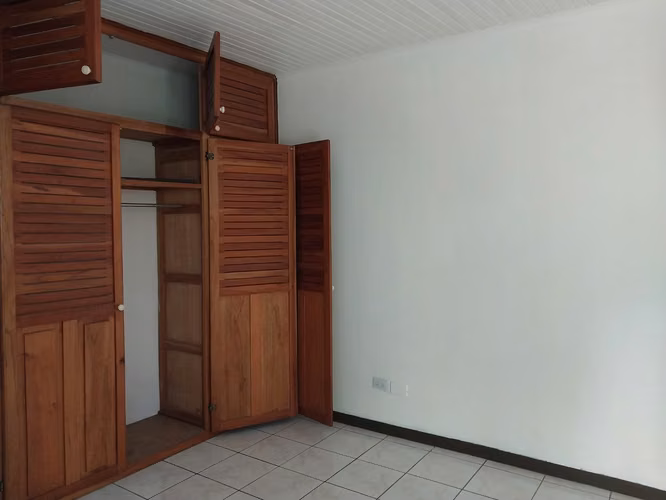 ESCAZU SAN ANTONIO-CÓMODA Y HERMOSA CASA DE 1 NIVEL CON TERRAZA - Imagen 13