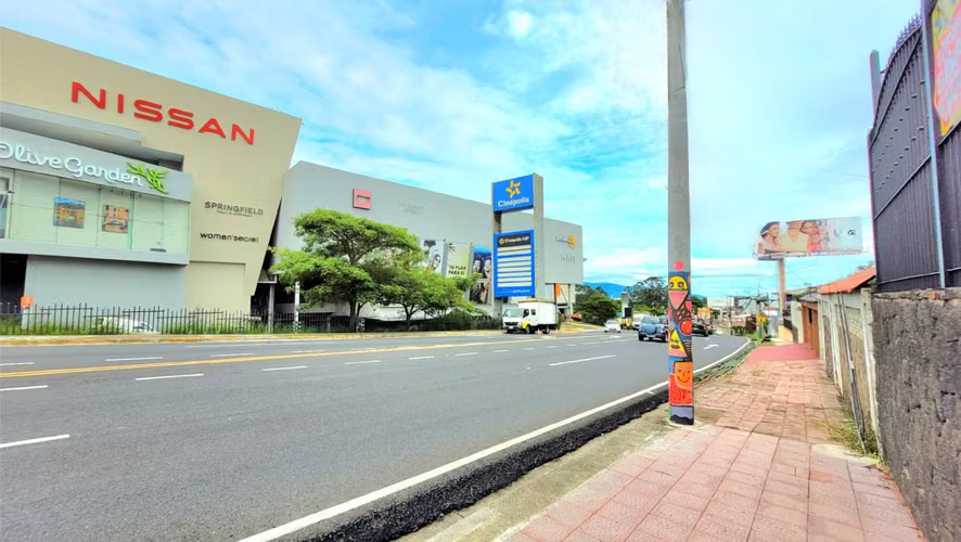 Casa Amplia con Uso de Suelo Mixto por Plaza Lincoln