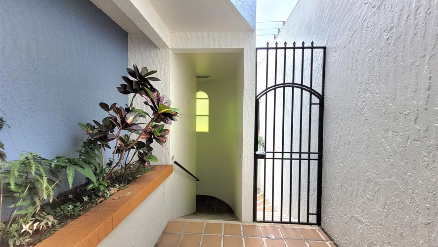 Casa Amplia con Uso de Suelo Mixto por Plaza Lincoln - Imagen 3