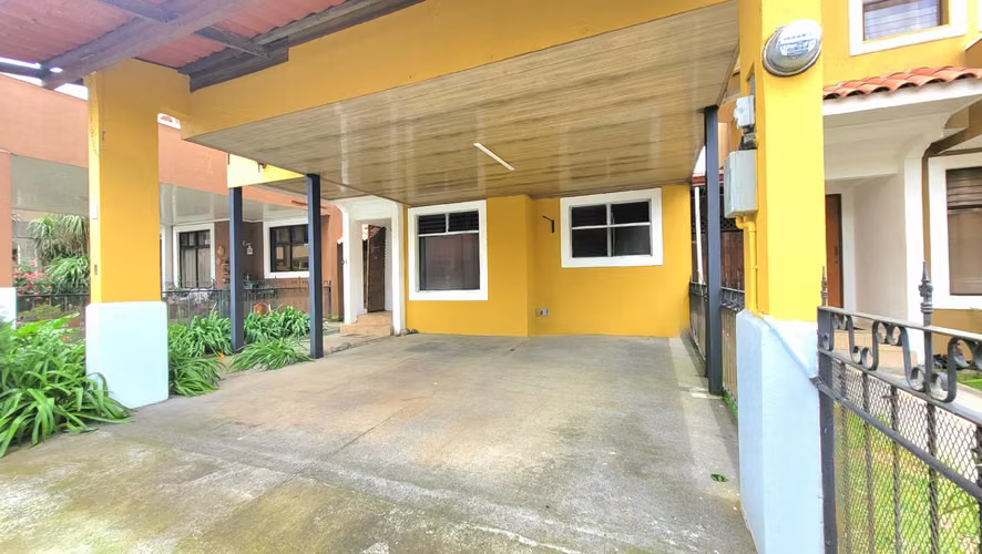 Casa Ampliada y Moderna en Residencial Los Robles - Imagen 2