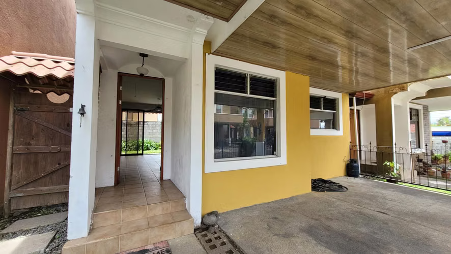 Casa Ampliada y Moderna en Residencial Los Robles - Imagen 8
