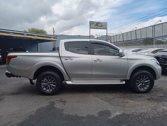 Mitsubishi L200  sportero - Imagen 2