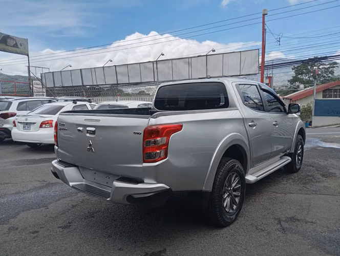 Mitsubishi L200  sportero - Imagen 3