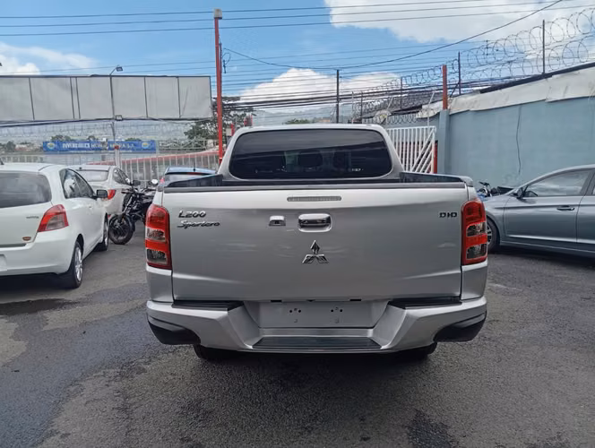 Mitsubishi L200  sportero - Imagen 12
