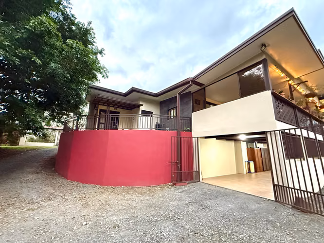 Venta de amplia casa en Gúapiles.