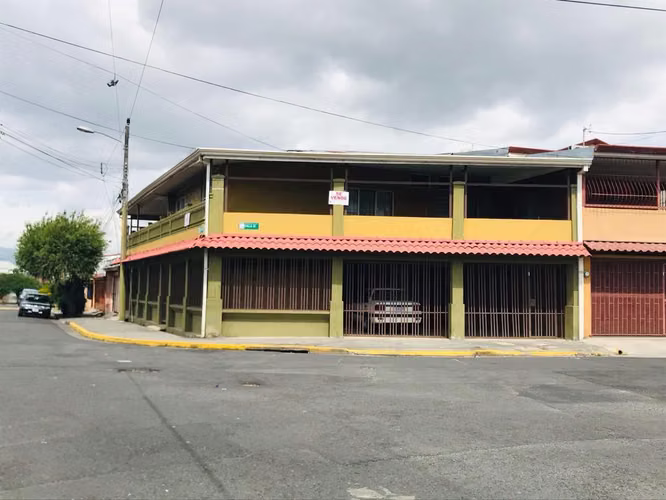 Venta de Propiedad Esquinera con 2 Apartamentos y Local Comercial – San Sebastián, cerca de Walmart - Imagen 4