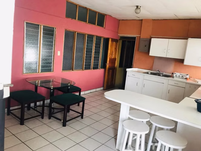 Venta de Propiedad Esquinera con 2 Apartamentos y Local Comercial – San Sebastián, cerca de Walmart - Imagen 5