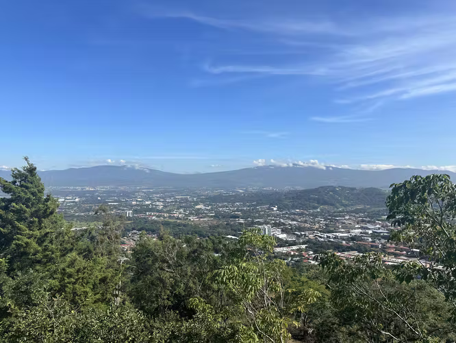 Estudio con vista única de Santa Ana y el Valle Central - Imagen 7