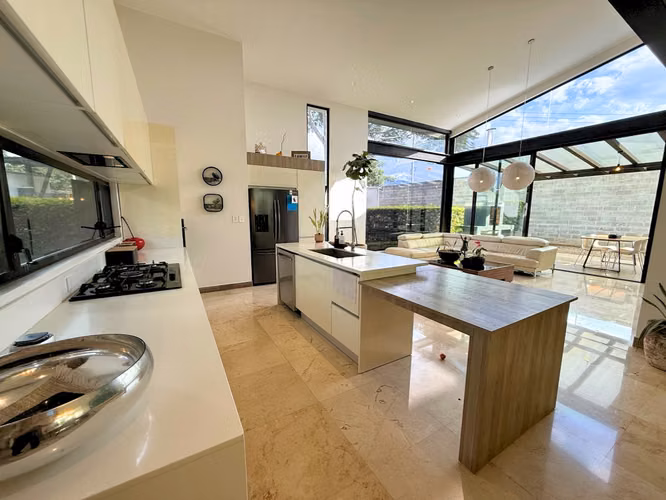 Casa Esquinera de Una Planta | 600 m² de Lote | 3 Suites | Lindora - Imagen 6