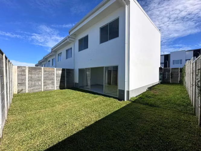 Hermosa casa con el modelo mas amplio en condominio Naos, San Joaquin de Flores Heredia - Imagen 4