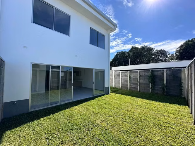 Hermosa casa con el modelo mas amplio en condominio Naos, San Joaquin de Flores Heredia - Imagen 3