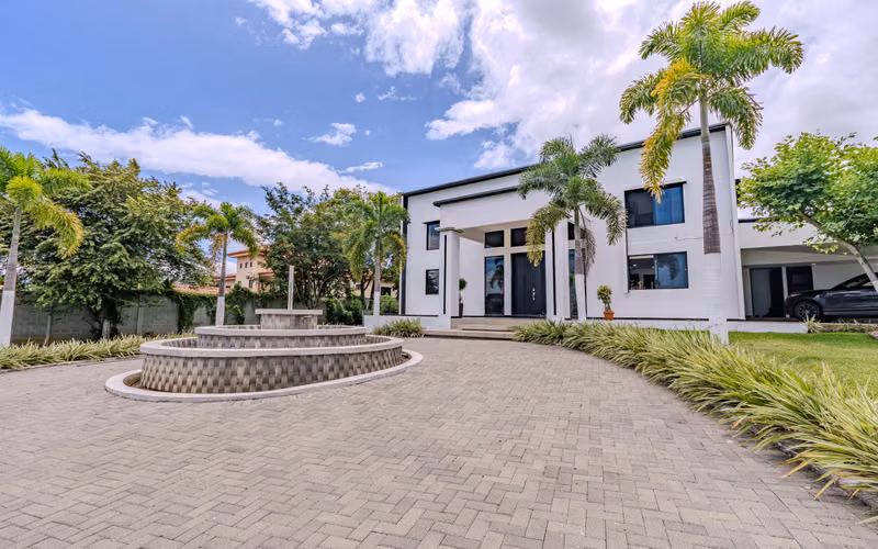 VENTA DE CASA DE LUJO EN LA GUÁCIMA* - Imagen 2