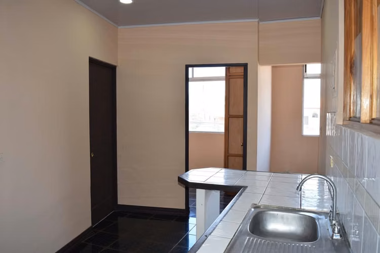 Alquilo apartamento en Mercedes Norte, segundo piso, iluminado, ventilado, cochera 1 carro - Imagen 7
