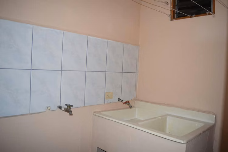 Alquilo apartamento en Mercedes Norte, segundo piso, iluminado, ventilado, cochera 1 carro - Imagen 12