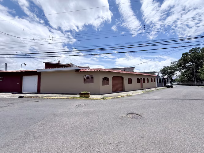 Casa Esquinera | Ubicación Privilegiada Gravilias | Excelente Conectividad