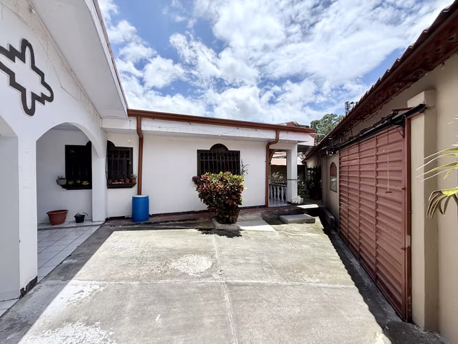 Casa Esquinera | Ubicación Privilegiada Gravilias | Excelente Conectividad