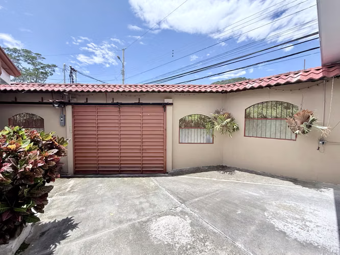Casa Esquinera | Ubicación Privilegiada Gravilias | Excelente Conectividad