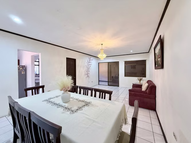 Casa Esquinera | Ubicación Privilegiada Gravilias | Excelente Conectividad