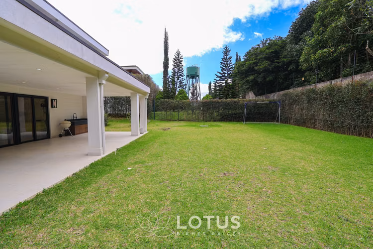 Casa de Lujo con Vista a la Reserva en Condominio El Herrán, Cód. AJ036 - Imagen 11