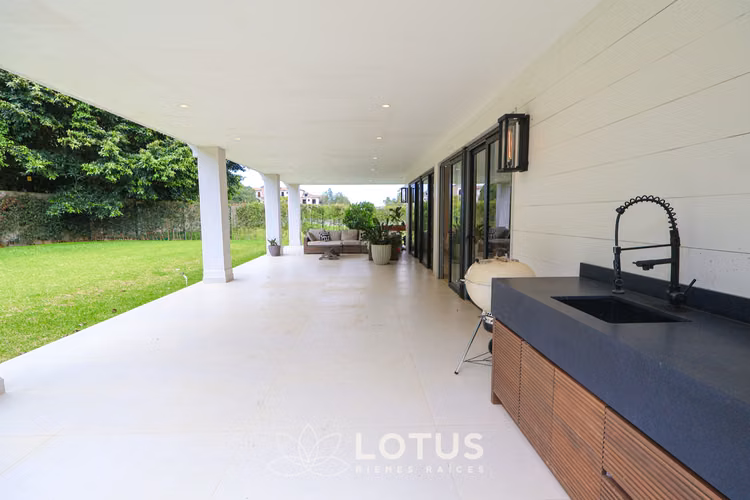 Casa de Lujo con Vista a la Reserva en Condominio El Herrán, Cód. AJ036 - Imagen 9