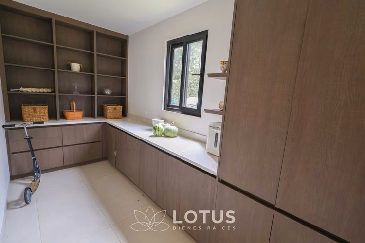 Casa de Lujo con Vista a la Reserva en Condominio El Herrán, Cód. AJ036 - Imagen 5