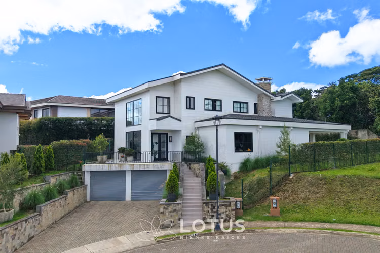 Casa de Lujo con Vista a la Reserva en Condominio El Herrán, Cód. AJ036