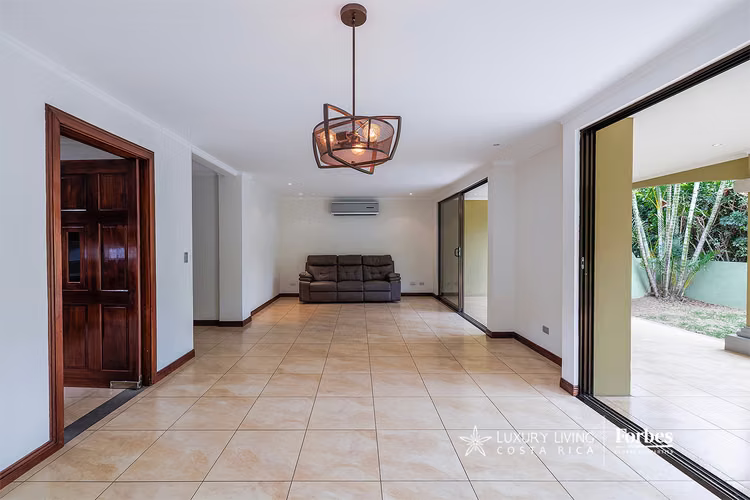 21506 - Casa esquinera 3 hab con terraza y jardín en Pozos, Santa Ana - Imagen 4