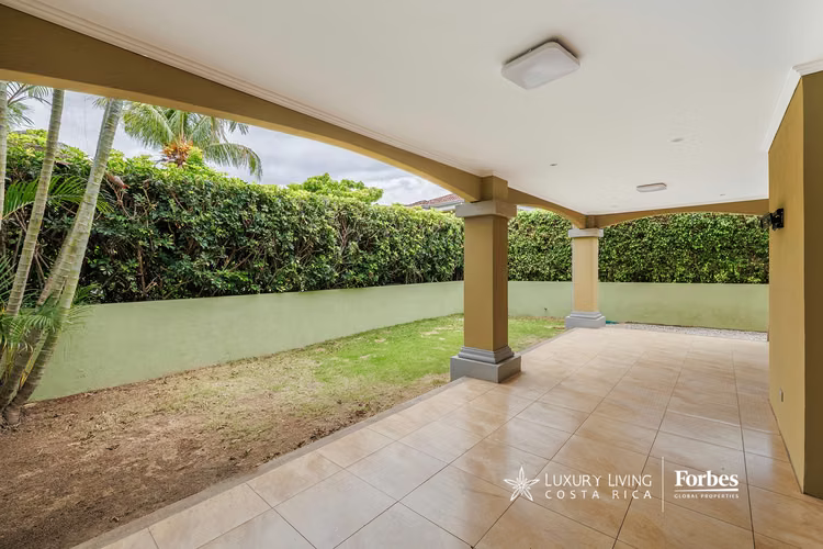 21506 - Casa esquinera 3 hab con terraza y jardín en Pozos, Santa Ana - Imagen 3