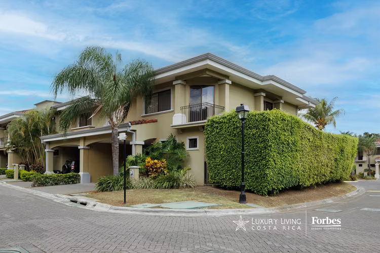 21506 - Casa esquinera 3 hab con terraza y jardín en Pozos, Santa Ana