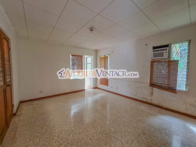 LAURELES ESCAZU! PROPIEDAD PARA REMODELAR CON 1.436 M2 DE TERRENO - Imagen 6