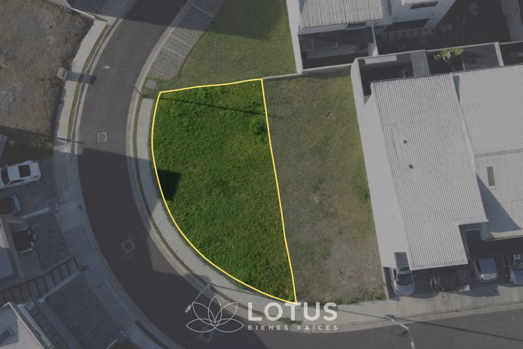 Lote esquinero plano en Condominio La Floresta, CÓDIGO AJ053