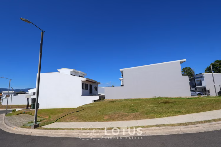 Lote esquinero plano en Condominio La Floresta, CÓDIGO AJ053 - Imagen 6