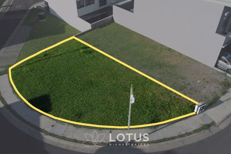 Lote esquinero plano en Condominio La Floresta, CÓDIGO AJ053 - Imagen 2