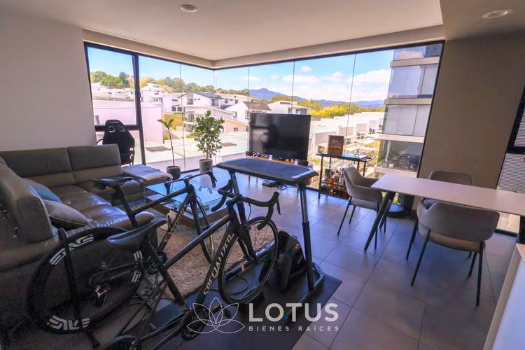 Apartamento Esquinero Moderno en Condominio Golfside, Guayabos, Cód. AJ061