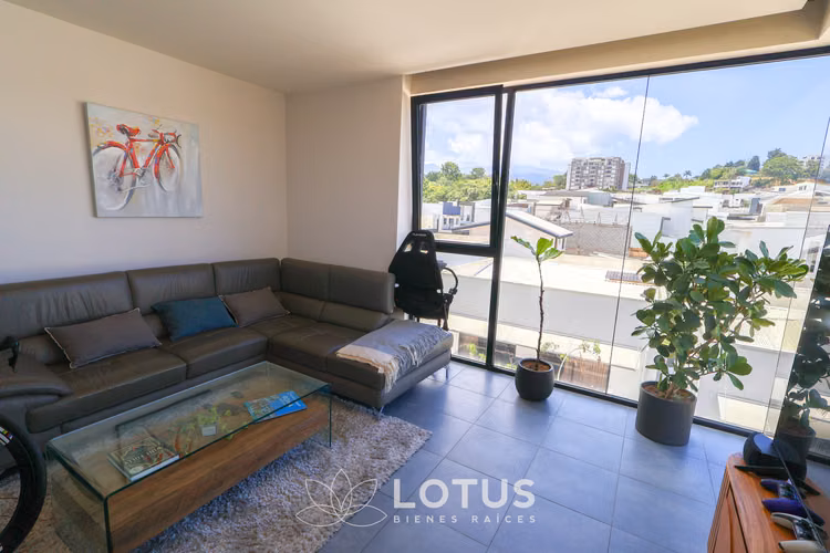 Apartamento Esquinero Moderno en Condominio Golfside, Guayabos, Cód. AJ061