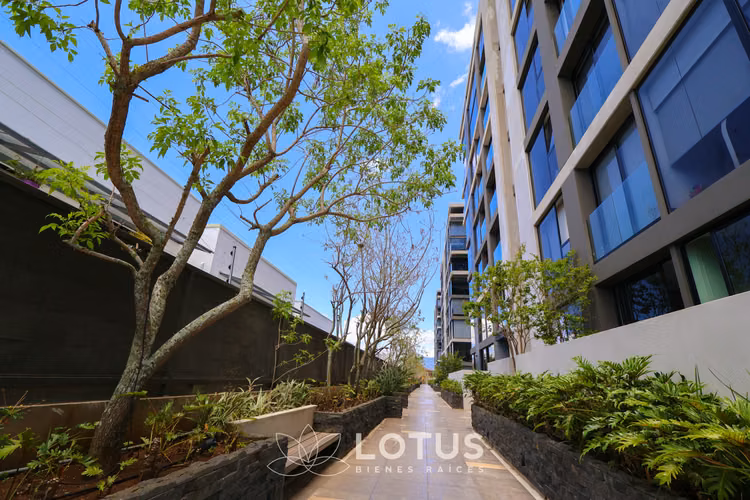Apartamento Esquinero Moderno en Condominio Golfside, Guayabos, Cód. AJ061