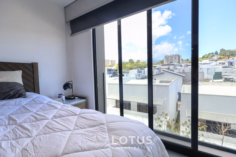Apartamento Esquinero Moderno en Condominio Golfside, Guayabos, Cód. AJ061