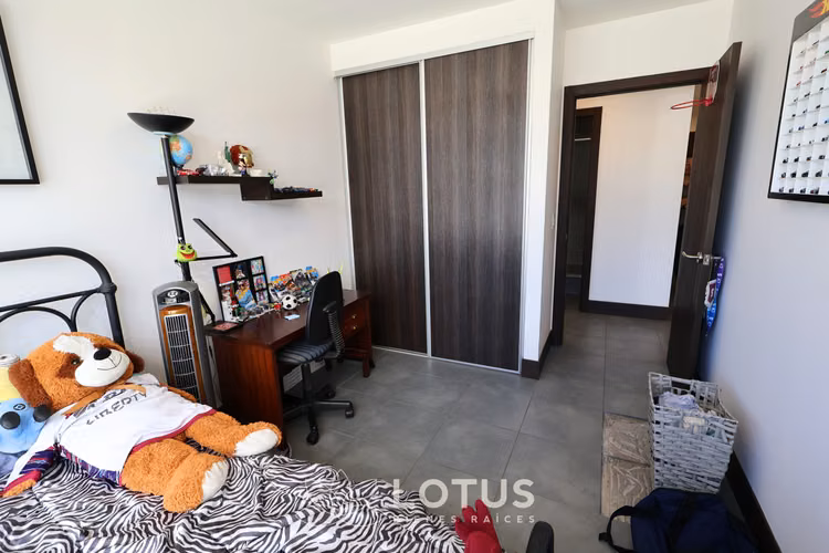 Apartamento Esquinero Moderno en Condominio Golfside, Guayabos, Cód. AJ061