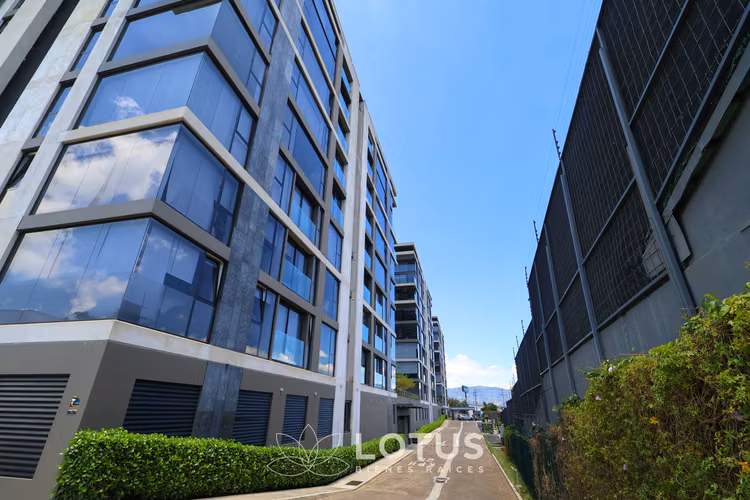 Apartamento Esquinero Moderno en Condominio Golfside, Guayabos, Cód. AJ061