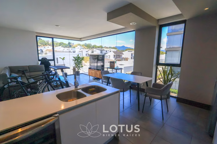 Apartamento Esquinero Moderno en Condominio Golfside, Guayabos, Cód. AJ061